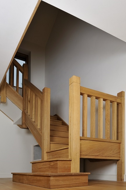 Oak staircase with square chunky newels, spindles and double square curtail.1