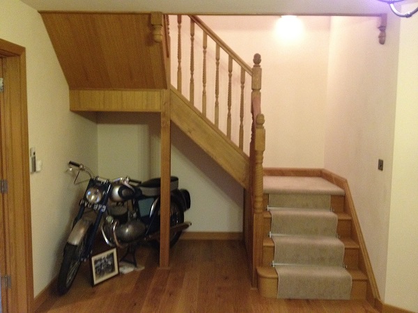 Oak staircase with turned spindles